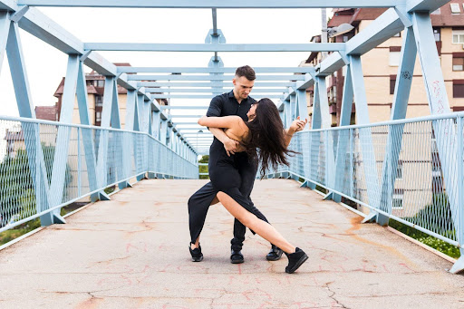 Bachata vs Salsa: Differences & Similarities
